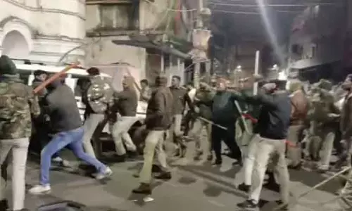 MP : जैन समुदाय और मिठाई की दुकान के कर्मचारियों के बीच झड़प, पुलिस ने किया लाठीचार्ज, कई घायल MP : जैन समुदाय और मिठाई की दुकान के कर्मचारियों के बीच झड़प, पुलिस ने किया लाठीचार्ज, कई घायल