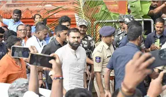 Pawan Kalyan ने कोंडागट्टू अंजनेया स्वामी मंदिर के दर्शन किए