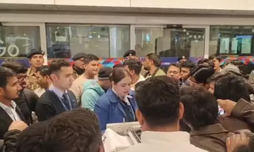 IndiGo फ्लाइट में देरी से एयरपोर्ट पर अफरा-तफरी, यात्रियों ने किया विरोध प्रदर्शन IndiGo फ्लाइट में देरी से एयरपोर्ट पर अफरा-तफरी, यात्रियों ने किया विरोध प्रदर्शन