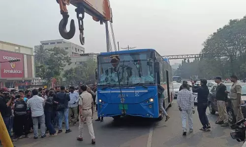 Bhubaneswar में अमा बस ने ऑटोरिक्शा को टक्कर मारी, 2 की मौत Bhubaneswar में अमा बस ने ऑटोरिक्शा को टक्कर मारी, 2 की मौत