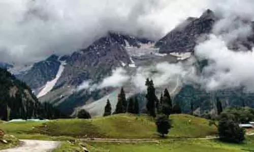 Kashmir में आसमान साफ, रात के तापमान में गिरावट