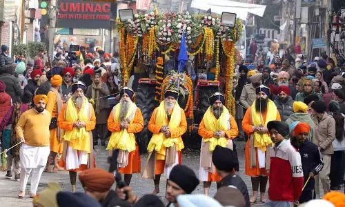 Guru Gobind Singh के प्रकाश पर्व से पहले जालंधर में नगर कीर्तन निकाला गया