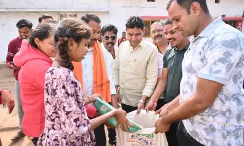 घर-घर अन्न दान लेकर मंत्री टंकराम वर्मा ने निभाई छेरछेरा की परम्परा