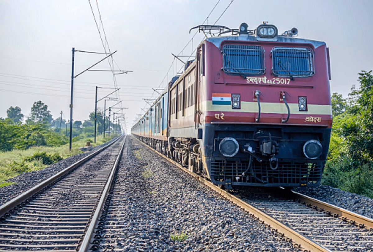 Lucknow: छेड़छाड़ रोकने के लिए पीड़िता को ट्रेन से फेंकने का आरोप Lucknow: छेड़छाड़ रोकने के लिए पीड़िता को ट्रेन से फेंकने का आरोप