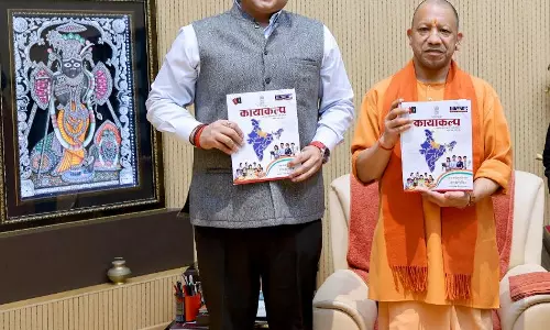 Lucknow: मुख्यमंत्री योगी से पासपोर्ट अधिकारी की औपचारिक मुलाकात Lucknow: मुख्यमंत्री योगी से पासपोर्ट अधिकारी की औपचारिक मुलाकात