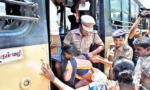 सफाई कर्मचारियों ने GCC कमिश्नर के घर को घेरने की कोशिश की, हिरासत में लिए गए सफाई कर्मचारियों ने GCC कमिश्नर के घर को घेरने की कोशिश की, हिरासत में लिए गए