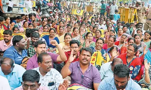 CHENNAI: 8वें दिन भी प्रदर्शन कर रहे शिक्षकों का कोई समाधान नहीं CHENNAI: 8वें दिन भी प्रदर्शन कर रहे शिक्षकों का कोई समाधान नहीं