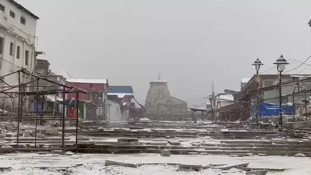 Kedarnath धाम में हिमपात की चादर छाई, कठोर शीत ऋतु ने मंदिर को जकड़ लिया Kedarnath धाम में हिमपात की चादर छाई, कठोर शीत ऋतु ने मंदिर को जकड़ लिया