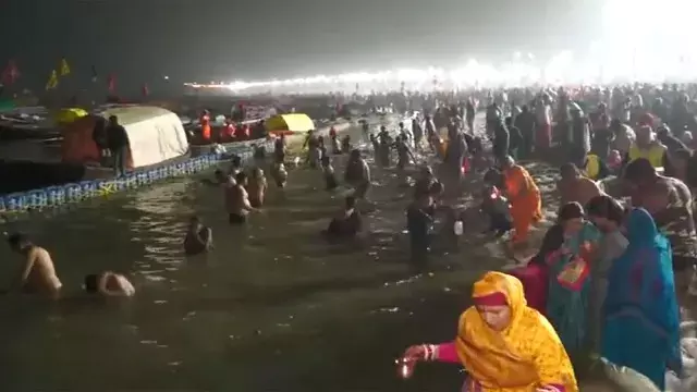 Prayagraj में माघ मेला 2026 के पहले स्नान में श्रद्धालुओं की भारी भीड़ देखी गई Prayagraj में माघ मेला 2026 के पहले स्नान में श्रद्धालुओं की भारी भीड़ देखी गई