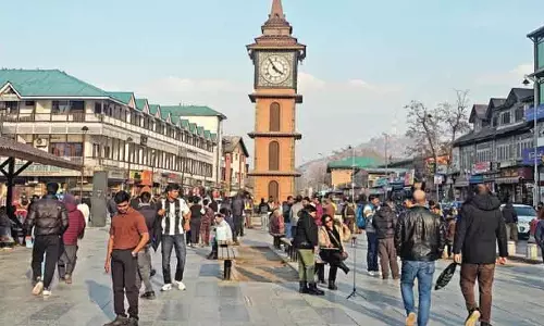 Kashmir की सर्दियों की उलझन: दिन चमकदार, रातें हाड़ कंपा देने वाली