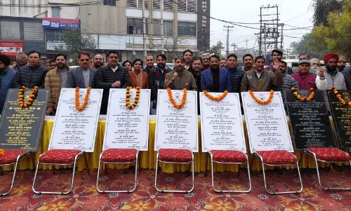 Haryana : पूर्व मंत्री पत्थर रखने की होड़ में Haryana : पूर्व मंत्री पत्थर रखने की होड़ में