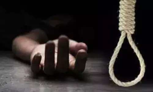 बेटे ने गले में फंदा लगाकर की खुदकुशी, मां को आया हार्ट अटैक