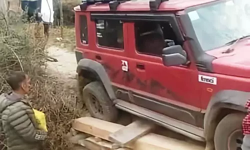 Himachal: सैंज घाटी में लकड़ी के पुल के तख्ते गिरने से टूरिस्ट कार फंसी