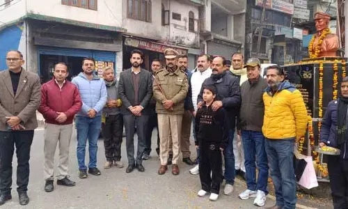 कैप्टन Mridul Sharma ने हमीरपुर में श्रद्धांजलि दी कैप्टन Mridul Sharma ने हमीरपुर में श्रद्धांजलि दी