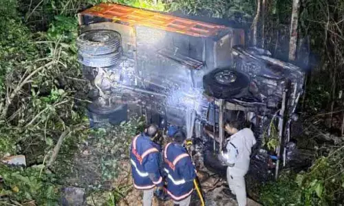 Kerala : टिपर लॉरी 15 फीट नीचे खाई में गिरी और उसमें आग लग गई