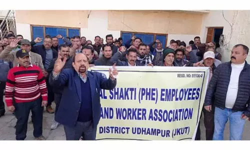 PHE कर्मचारियों ने विरोध प्रदर्शन किया PHE कर्मचारियों ने विरोध प्रदर्शन किया