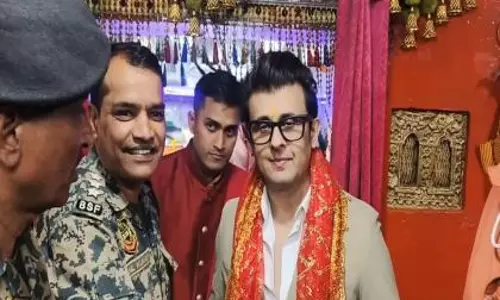 Sonu Nigam अपने परिवार के साथ जैसलमेर में श्री तनोट माता मंदिर गए Sonu Nigam अपने परिवार के साथ जैसलमेर में श्री तनोट माता मंदिर गए