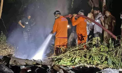 Kerala : स्थानीय लोगों ने जलते हुए कचरे से निकलने वाले धुएं और तेज़ बदबू को लेकर विरोध प्रदर्शन Kerala : स्थानीय लोगों ने जलते हुए कचरे से निकलने वाले धुएं और तेज़ बदबू को लेकर विरोध प्रदर्शन
