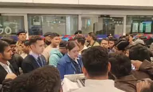 इंडिगो की फ्लाइट में देरी के बाद Delhi एयरपोर्ट पर हंगामा इंडिगो की फ्लाइट में देरी के बाद Delhi एयरपोर्ट पर हंगामा