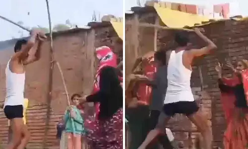 UP के उन्नाव में शख्स ने महिलाओं और बच्चों पर लाठियों से हमला किया UP के उन्नाव में शख्स ने महिलाओं और बच्चों पर लाठियों से हमला किया