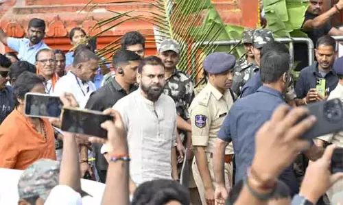 Andhra : कोंडागट्टू अंजन्ना की सेवा में पवन कल्याण Andhra : कोंडागट्टू अंजन्ना की सेवा में पवन कल्याण