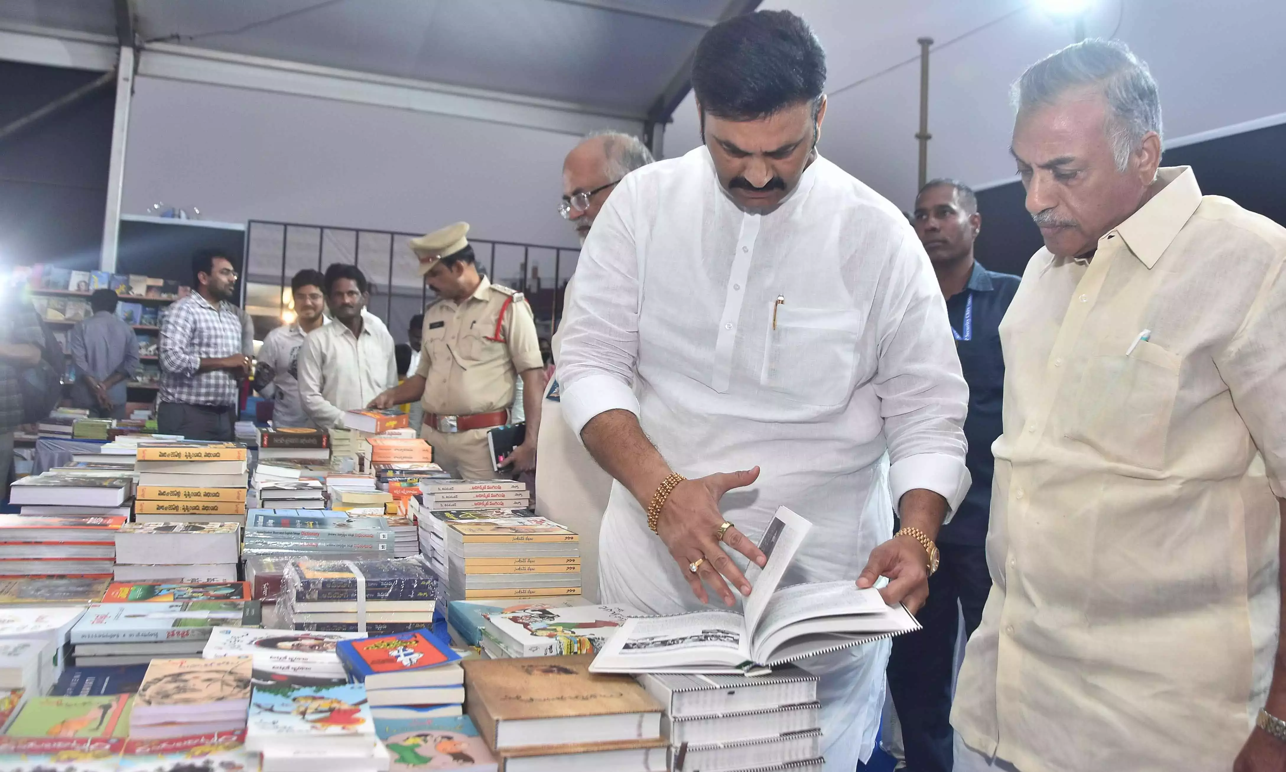 Telangana : डिप्टी स्पीकर ने अमरावती में बुक फेस्ट के लिए ज़मीन देने का वादा किया Telangana : डिप्टी स्पीकर ने अमरावती में बुक फेस्ट के लिए ज़मीन देने का वादा किया