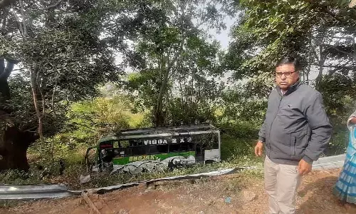 MP : जबलपुर में तेज रफ्तार बस के पलटने और खाई में गिरने से 30 से ज्यादा यात्री घायल MP : जबलपुर में तेज रफ्तार बस के पलटने और खाई में गिरने से 30 से ज्यादा यात्री घायल