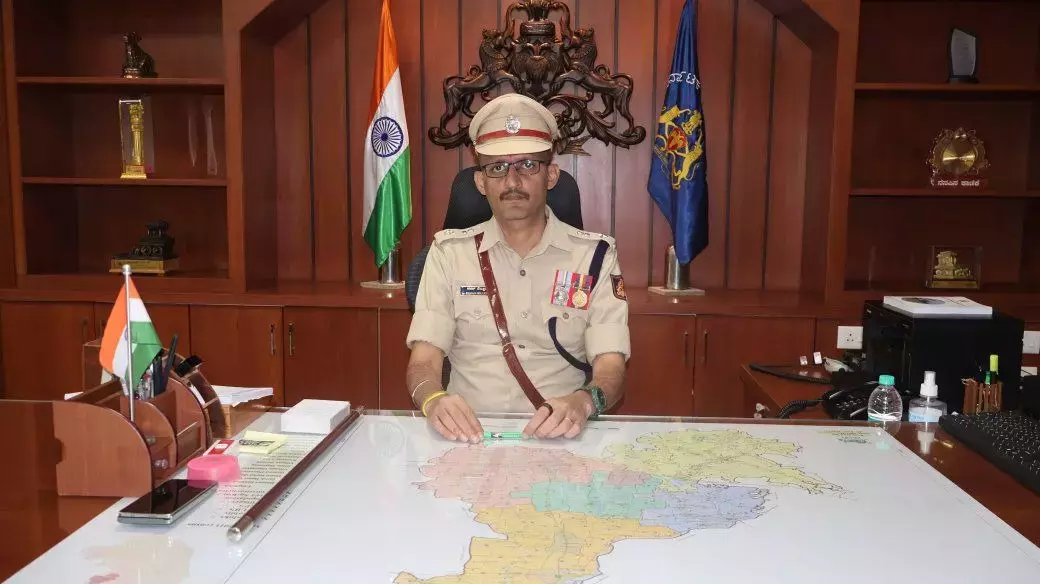 Ballari के एसपी को चार्ज संभालने के एक दिन बाद सस्पेंड कर दिया गया, जांच अभी बाकी Ballari के एसपी को चार्ज संभालने के एक दिन बाद सस्पेंड कर दिया गया, जांच अभी बाकी