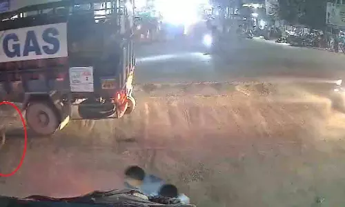 Hanamkonda: लॉरी को ओवरटेक करते समय गाड़ी फिसली, ड्राइवर की मौत Hanamkonda: लॉरी को ओवरटेक करते समय गाड़ी फिसली, ड्राइवर की मौत