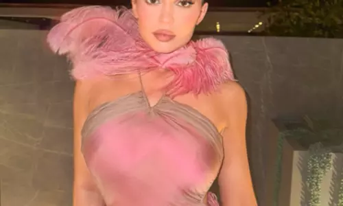 Kylie जेनर ने गोल्डन मेटैलिक बिकिनी में कहर ढाया