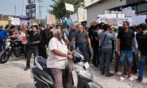 Chandanagar के निवासियों ने सही सड़कों की कमी को लेकर विरोध प्रदर्शन किया Chandanagar के निवासियों ने सही सड़कों की कमी को लेकर विरोध प्रदर्शन किया