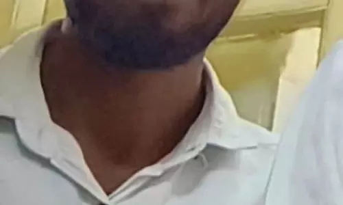 Gadag : डी ग्रुप के आउटसोर्स कर्मचारी ने आयुर्वेदिक अस्पताल में आत्महत्या कर ली Gadag : डी ग्रुप के आउटसोर्स कर्मचारी ने आयुर्वेदिक अस्पताल में आत्महत्या कर ली