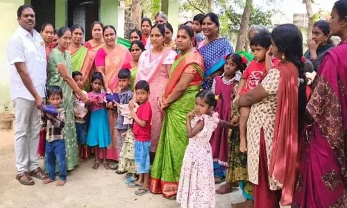 Anganwadi बच्चों को यूनिफॉर्म वितरण