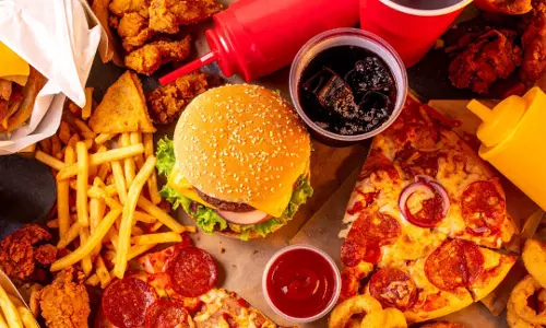 Fast Food और स्वास्थ्य: रोज़ाना खाने से क्या हो सकती हैं गंभीर समस्याएँ? Fast Food और स्वास्थ्य: रोज़ाना खाने से क्या हो सकती हैं गंभीर समस्याएँ?