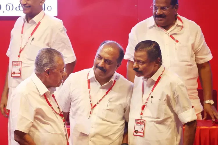 Kerala लोकल बॉडी चुनाव में गड़बड़ी को लेकर CPM अभी भी अंधेरे में, घर-घर जाकर लोगों से संपर्क करेगी Kerala लोकल बॉडी चुनाव में गड़बड़ी को लेकर CPM अभी भी अंधेरे में, घर-घर जाकर लोगों से संपर्क करेगी