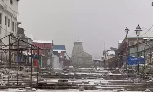 Kedarnath Dham हिमपात से ढका, भीषण सर्दी ने मंदिर और आसपास के क्षेत्र को घेरा Kedarnath Dham हिमपात से ढका, भीषण सर्दी ने मंदिर और आसपास के क्षेत्र को घेरा
