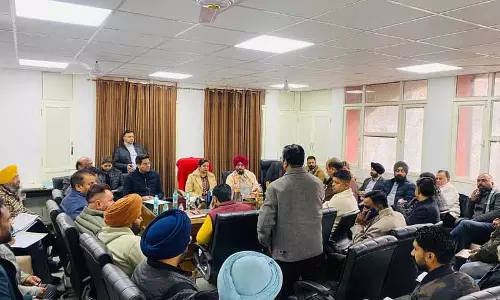 Ludhiana: अधिकारियों से कहा गया कि विकास कार्यों में तेजी लाएं और शिकायतों का समाधान करें