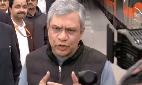 अश्विनी वैष्णव ने पहली वंदे भारत स्लीपर ट्रेन का निरीक्षण किया, PM मोदी जल्द करेंगे उद्घाटन