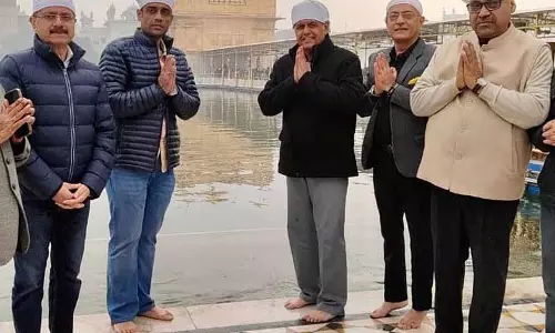 Chandigarh के सांसद मनीष तिवारी ने स्वर्ण मंदिर में मत्था टेका, शांति के लिए प्रार्थना की