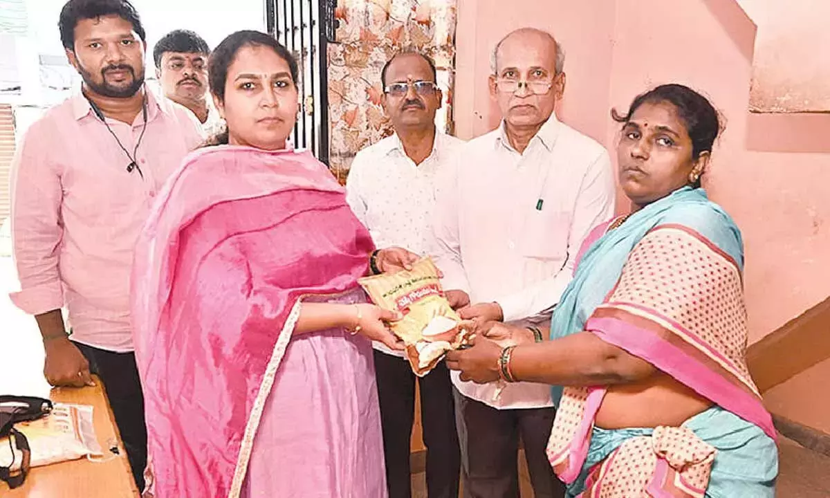 Andhra: सब्सिडी वाला गेहूं का आटा वितरण शुरू हुआ Andhra: सब्सिडी वाला गेहूं का आटा वितरण शुरू हुआ