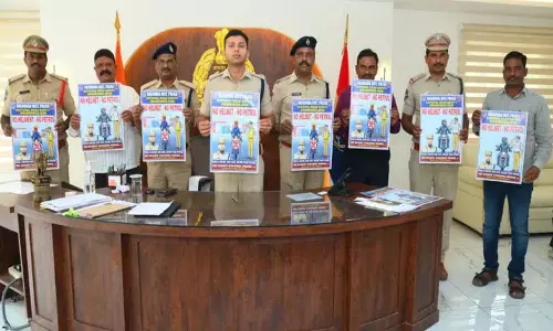 सड़क दुर्घटनाएं रोकने के लिए नियम है Helmet नहीं तो पेट्रोल नहीं सड़क दुर्घटनाएं रोकने के लिए नियम है Helmet नहीं तो पेट्रोल नहीं