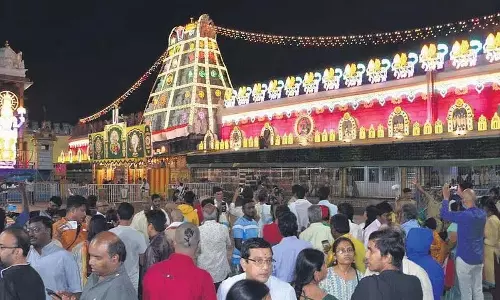 Tirumala मंदिर में रिकॉर्ड संख्या में भक्तों ने दर्शन किए Tirumala मंदिर में रिकॉर्ड संख्या में भक्तों ने दर्शन किए