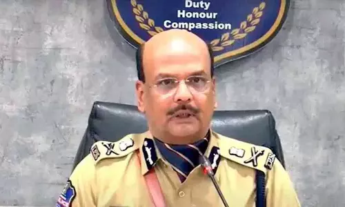 शीर्ष माओवादी नेताओं ने Telangana DGP के सामने आत्मसमर्पण किया शीर्ष माओवादी नेताओं ने Telangana DGP के सामने आत्मसमर्पण किया