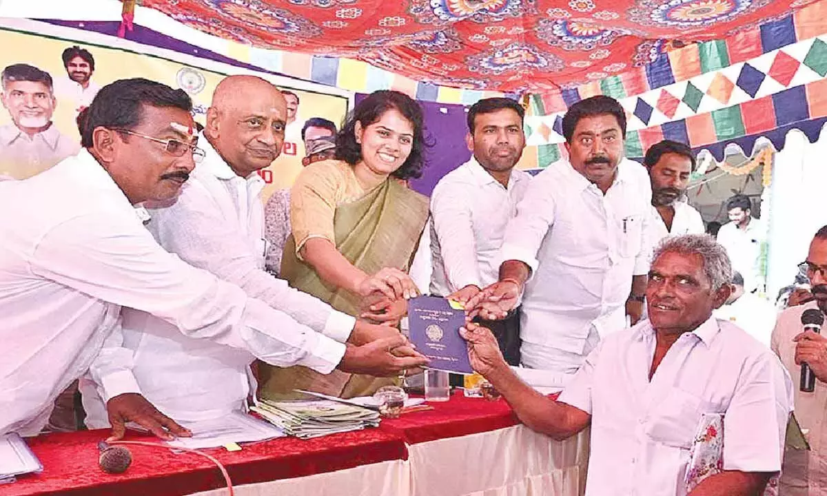 Andhra: कलेक्टर ने ज़मीन संबंधी समस्याओं के समाधान का आश्वासन दिया Andhra: कलेक्टर ने ज़मीन संबंधी समस्याओं के समाधान का आश्वासन दिया