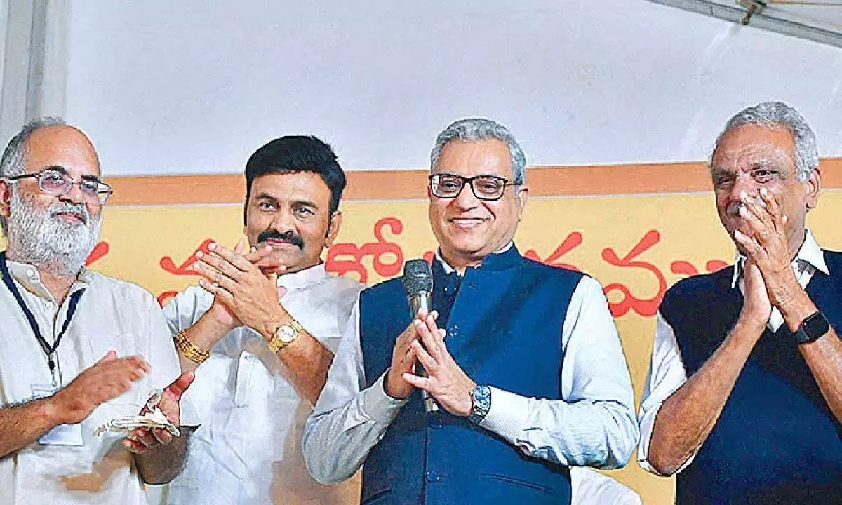 Andhra: पठन संस्कृति को संरक्षित करने का आह्वान Andhra: पठन संस्कृति को संरक्षित करने का आह्वान