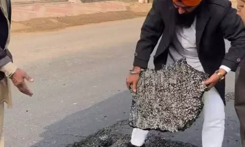 Fatehgarh Sahib की नई बनी सड़क घिसने लगी है Fatehgarh Sahib की नई बनी सड़क घिसने लगी है
