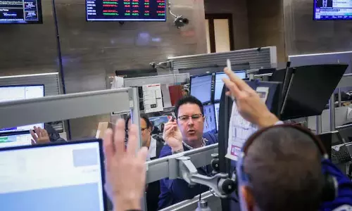 चिप्स की बढ़त से ‘महंगे’ S&P 500 की भरपाई होने से US स्टॉक में थोड़ी तेज़ी