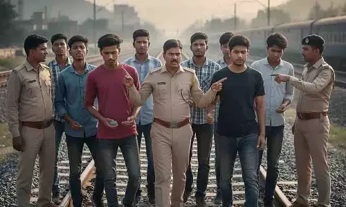 RPF कार्रवाई: जबलपुर में ट्रेनों पर हमला करने वाले 10 युवक गिरफ्तार RPF कार्रवाई: जबलपुर में ट्रेनों पर हमला करने वाले 10 युवक गिरफ्तार
