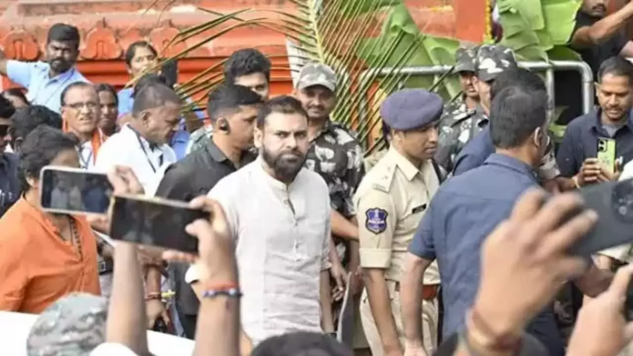 Pawan Kalyan ने कोंडागट्टू अंजनेया स्वामी मंदिर के दर्शन किए
