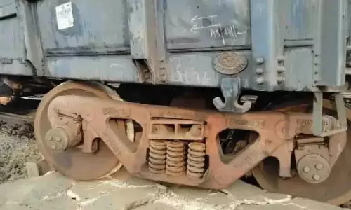 Odisha के सुंदरगढ़ में हावड़ा-मुंबई मेन लाइन पर मालगाड़ी पटरी से उतर गई